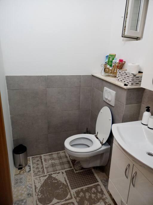 Obiteljski Stan Kastel Luksic Appartement Kaštela Buitenkant foto